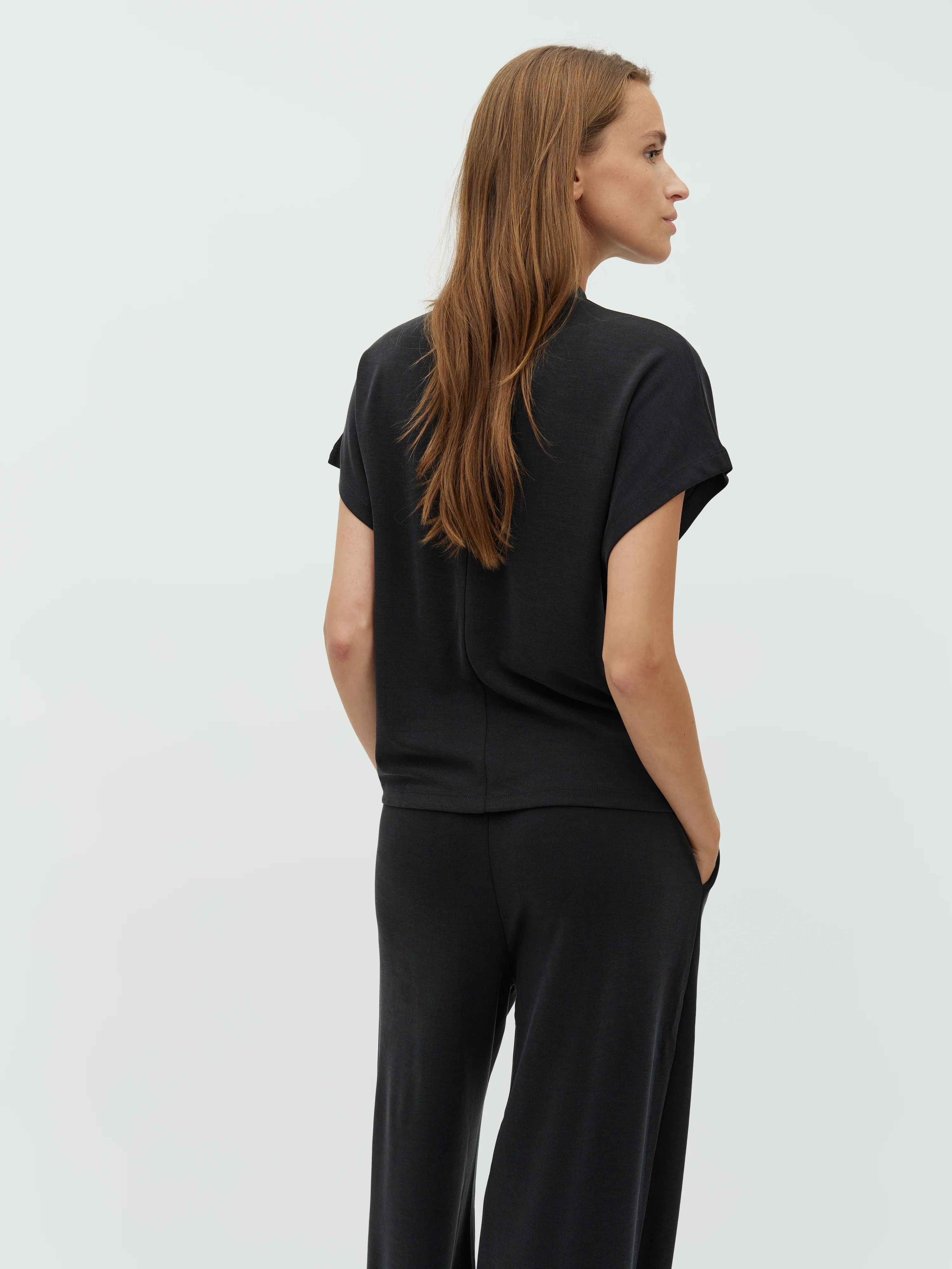 Linea Short-M T-shirt - Black - Image 3